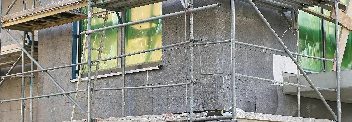 Rohbau eines Hauses mit Gerüst